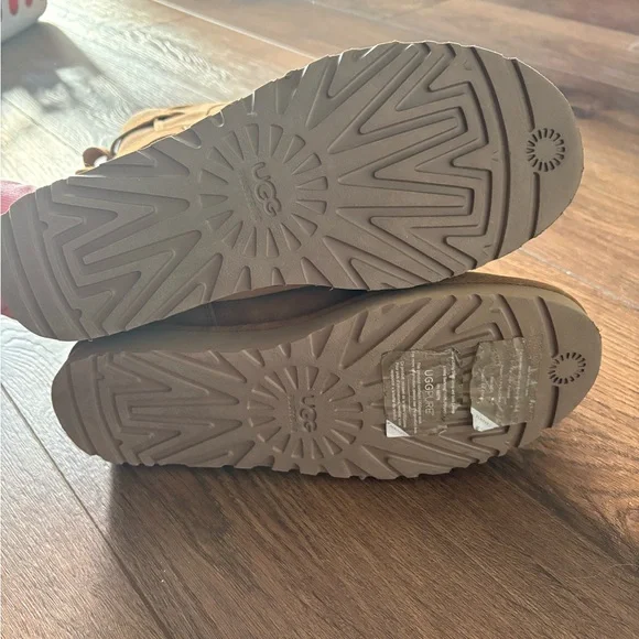 * Brand New* UGG Tan and Cream Shearling Boots - Picture 5 of 6